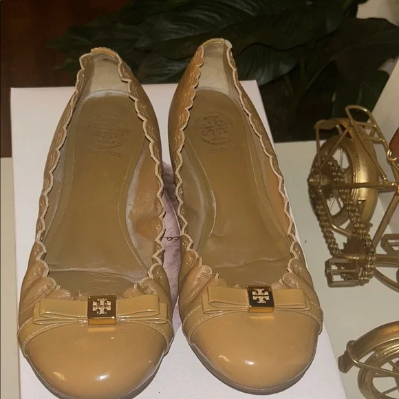 Tory Burch Camel Flats with Gold Bow. Pls send me offers!! - Picture 3 of 5